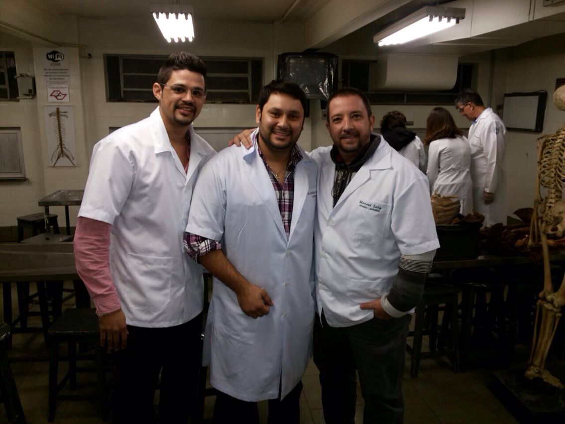 Ortesista/Protesista Manoel Luiz & Auxiliar Ortesista/Protesista Diogo & Fisioterapeuta Danubio no anatômico da UNIFESP-SP para aula com o Prof. Magno de Anatomia Aplicada.